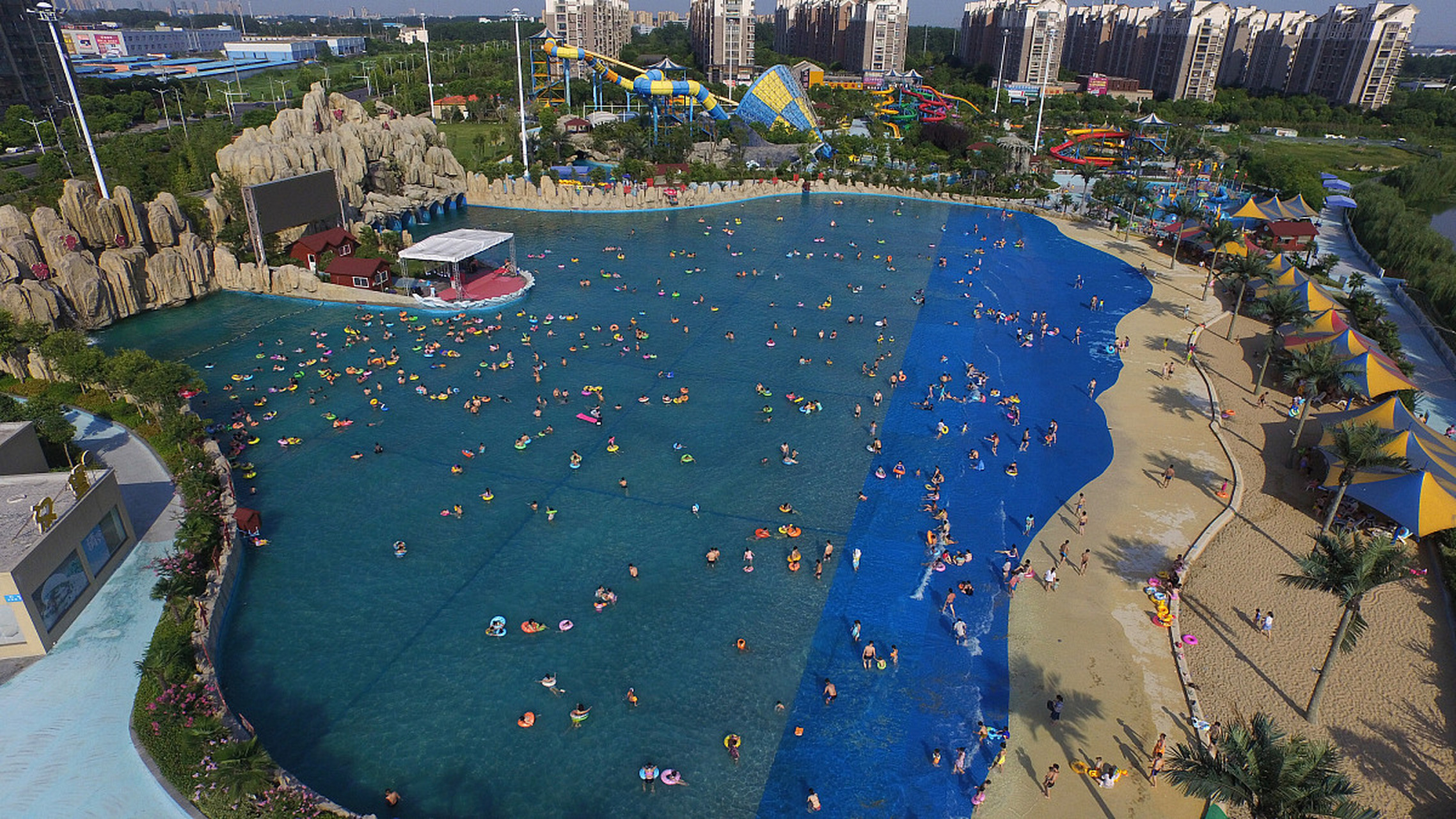 山西千朝浪屿水世界,是华北地区最大的室内水上乐园,占地38万平方米