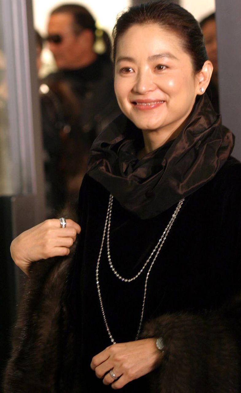 70岁的林青霞获得金马奖最佳女主角奖和37岁的林青霞获得终身成就奖.