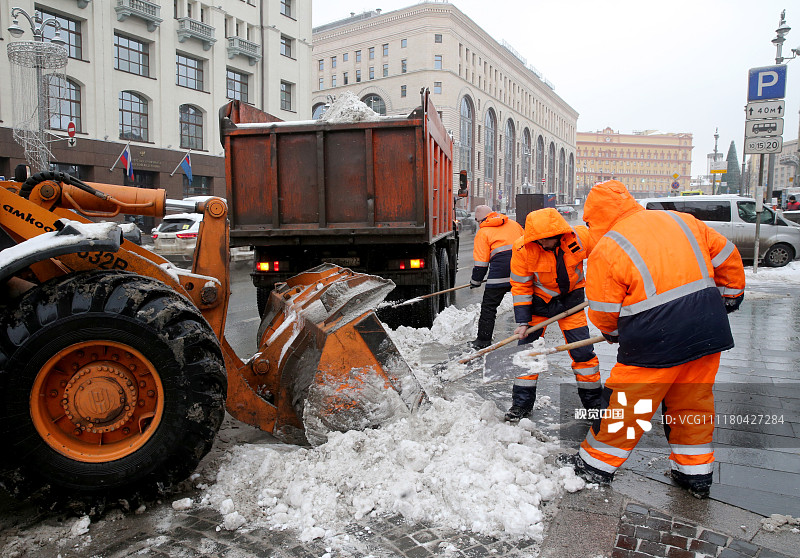 莫斯科遭遇大雪天气 铲车出动除雪
