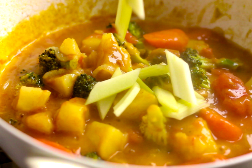 接着放入西芹,淋上椰浆稍煮即可.美味的蔬菜咖喱煲做好了!