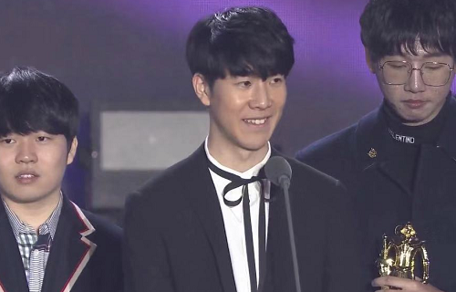 theshy上台领奖不带翻译,rookie名号正式传给了他