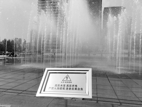 熊孩子坐喷泉出水口玩,宝妈淡定拍视频,却不知潜在危险超乎想象