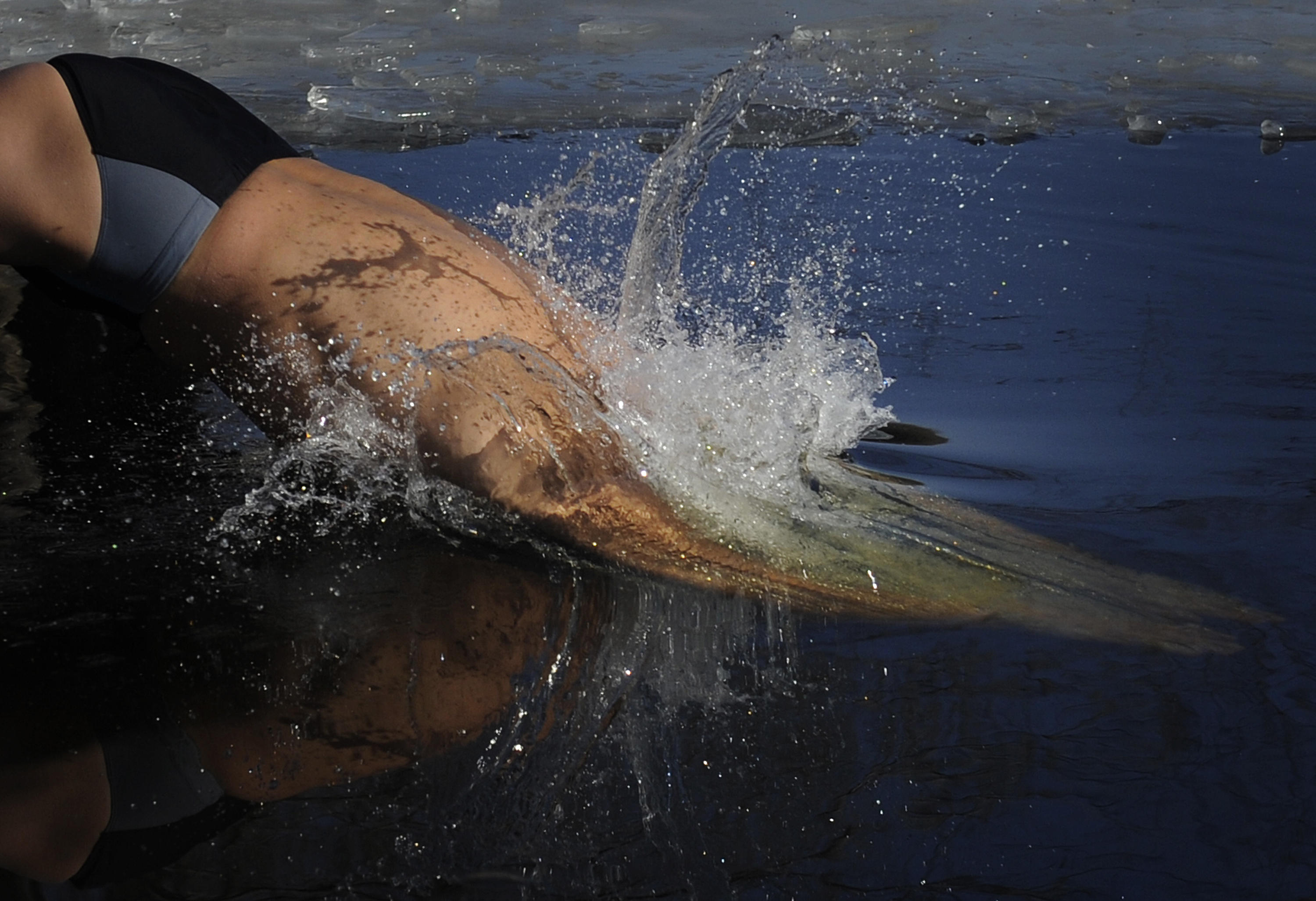 耐寒奇人-27℃赤膊出行:常年穿半袖20年未感冒