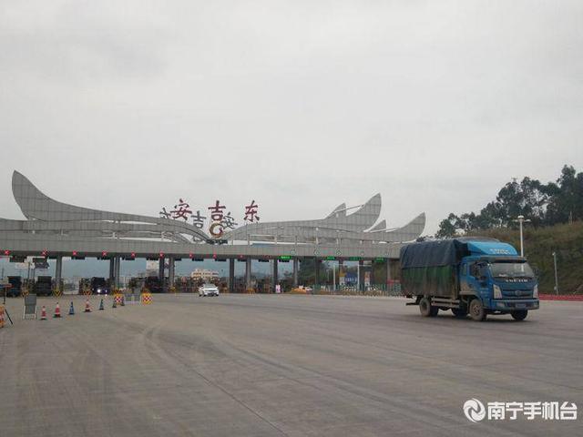 南宁那安,清厢快速路主线贯通,车友争相体验成新堵点