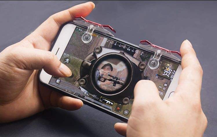 《和平精英》中的爱因斯坦,独创8指绝技,玩游戏像弹钢琴