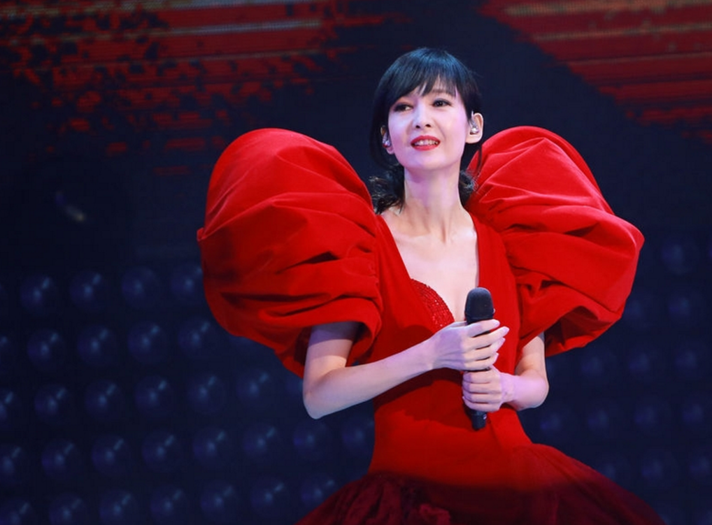 不老女神周慧敏性感宫廷装亮相,百变造型惊艳演唱会