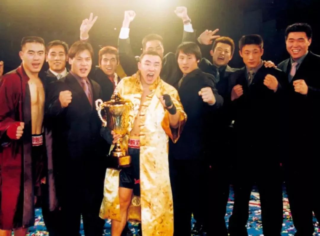 听说你是泰拳王?那我宝力高就用重腿ko你