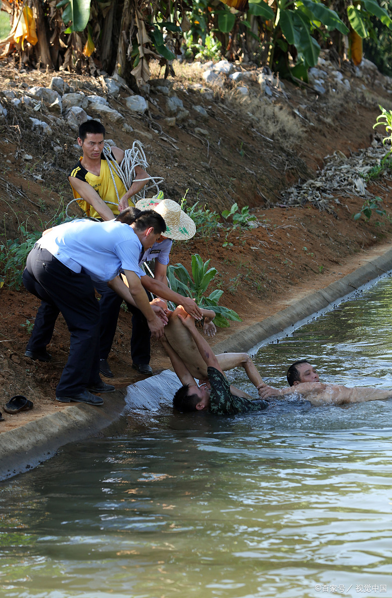 12岁男孩河中捡鞋不幸溺亡# 夏季,真的要做好防溺水工作.