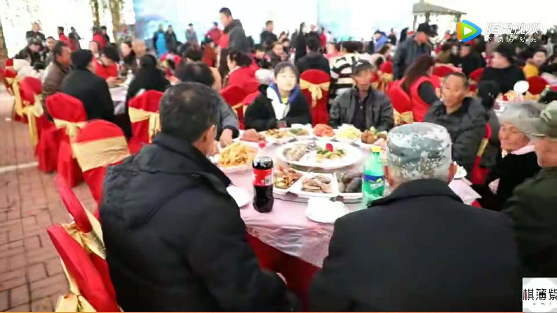 东北一土豪婚宴,场面壮观惊到众人,最难得的是背后的