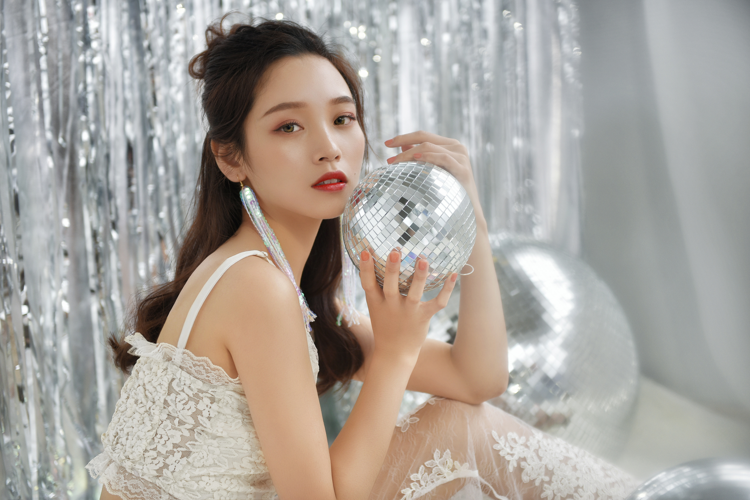 蕾丝长裤美女 若隐若现的美