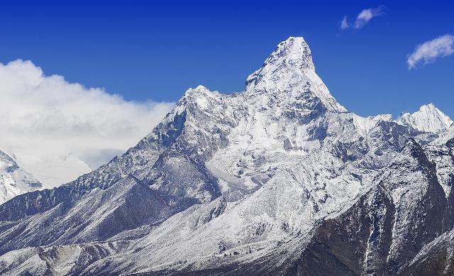 珠穆朗玛峰,山体呈金字塔型,也是世界上最雄伟的山峰之一