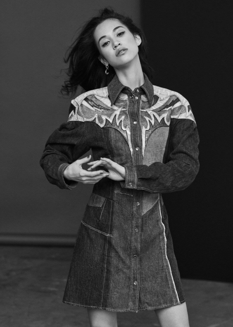 水原希子黑白大片,睫毛浓密五官深邃,牛仔装扮复古感十足