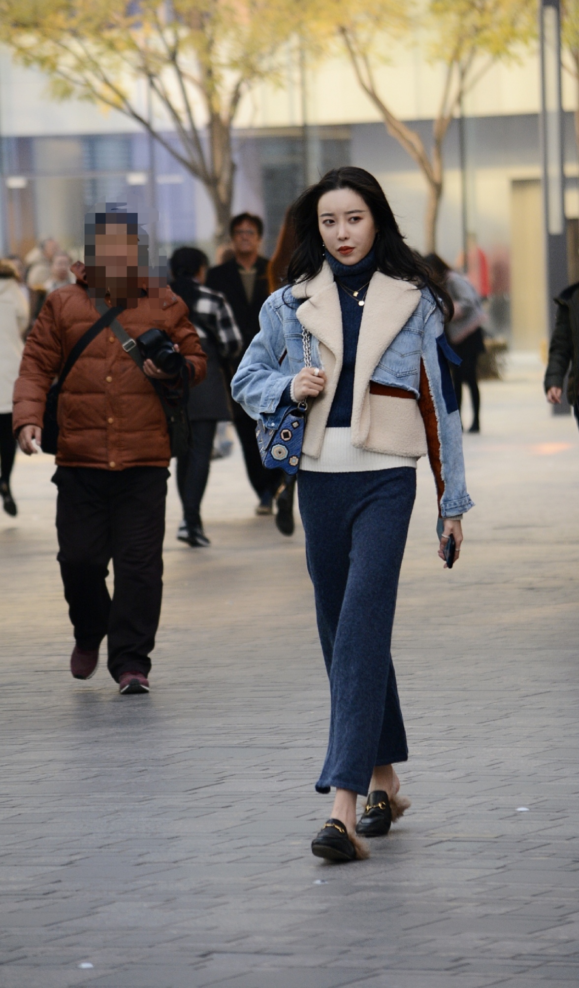 北京街拍:初冬时节,小姐姐这样穿衣搭配有种别样的视觉美感