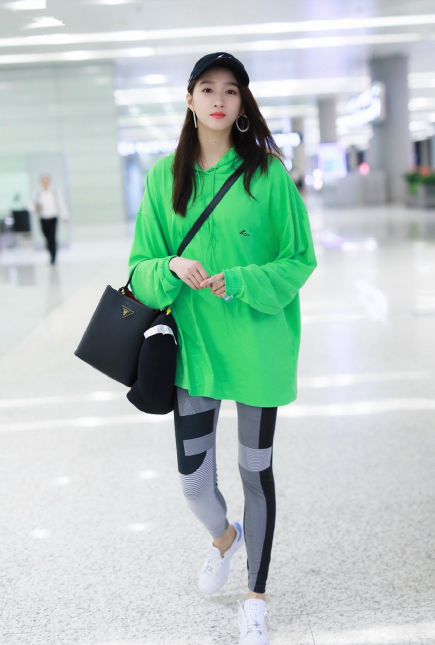 关晓彤造型真个性,"补丁"拼接运动裤配绿色卫衣,少女感太强烈!