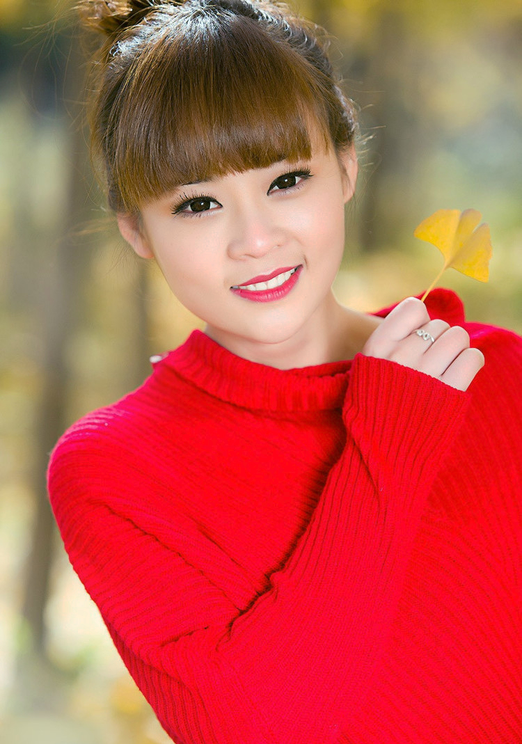 透过那树丛中金色阳光下的秀美红衣姑娘