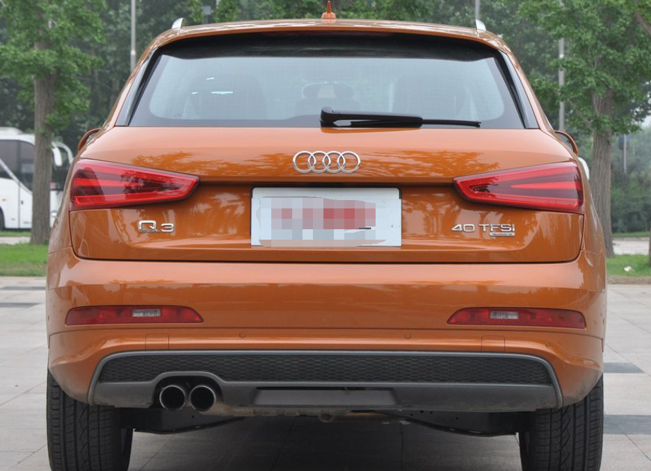 奥迪q3(进口),尾部设计非常饱满,两个硕大的排气孔彰显运动气质,很有