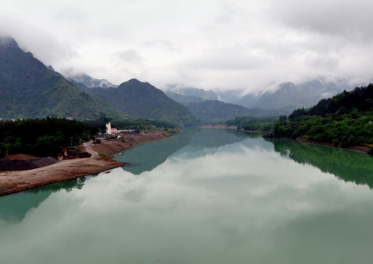 滿目的綠從山巒之間一直層層疊疊地蔓延到溪邊水畔,將溪水浸染成明明