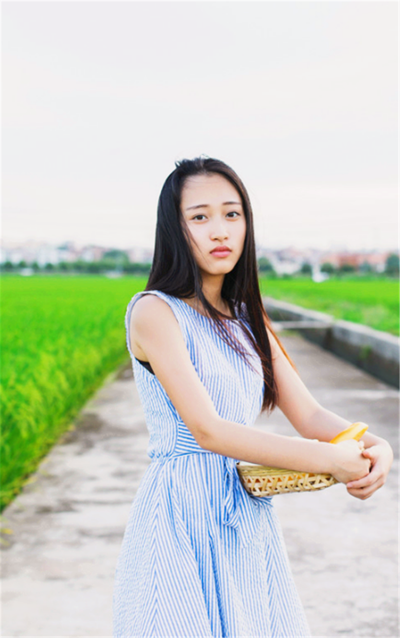 睡眼惺忪的素颜女孩