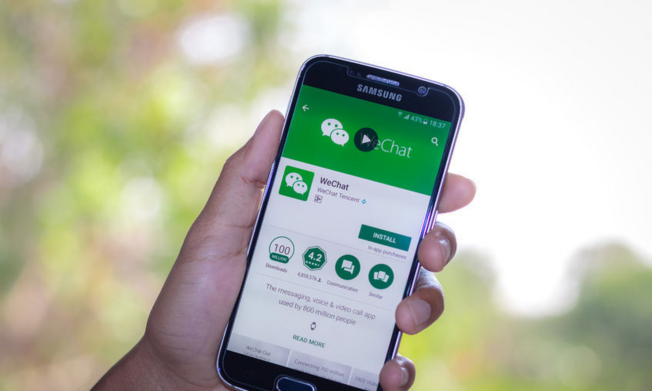 只要利用微软小蜜这款小程序就可以随意修改轻松图片中的文字.