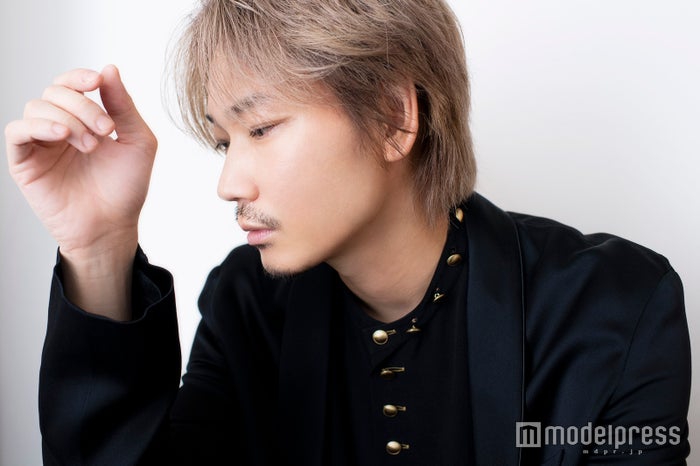 组图:绫野刚接受网站采访 金发胡须尽显成熟魅力