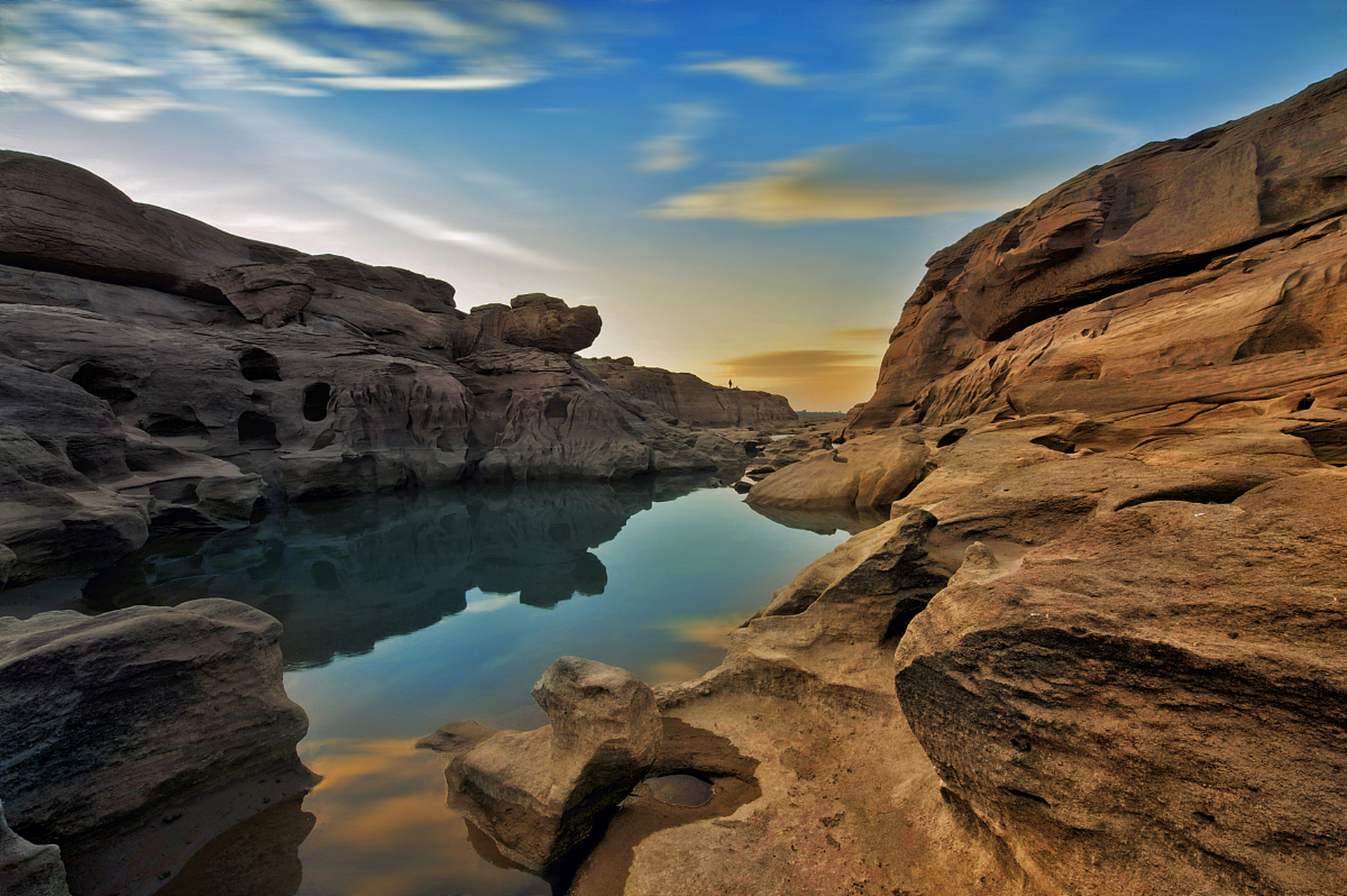 奇遇那拉提#新疆那拉提海上魔鬼城是一处迷人的自然景观,其独特的