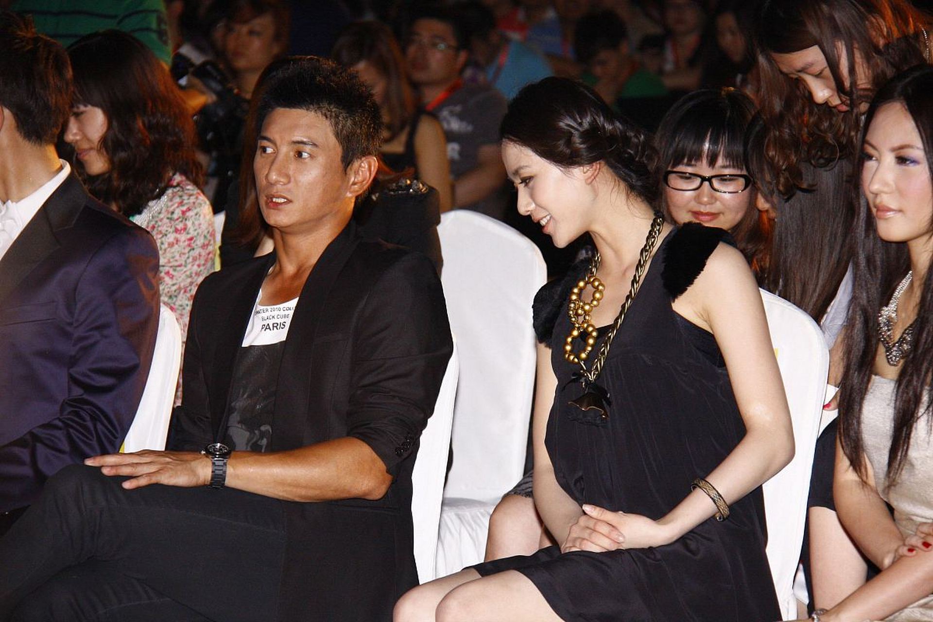 胡歌,吴奇隆,刘诗诗,刘心悠同框,胡歌坐姿笔直!吴奇隆比较放松[嘻嘻]!