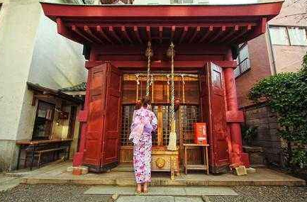 中国游客参拜日本神社,竟是为脱发困扰祈福?遭网友讽刺"愚昧"