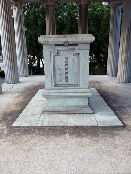 "黑帮老大"杜月笙,去世后墓地残破不堪,只有他为其守候一生