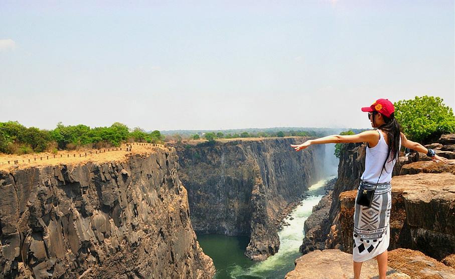 魔鬼游泳池:在游乐园游泳,海洋世界游泳,你敢在悬崖边上游泳吗