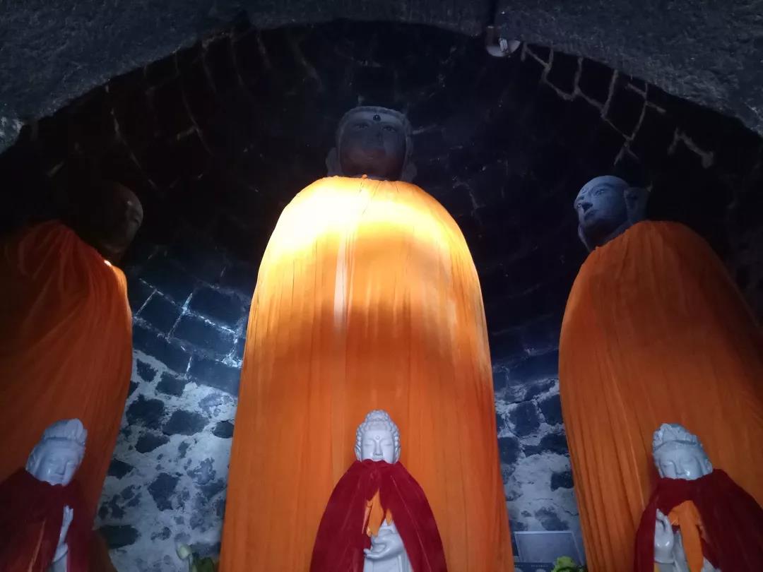 白水寺石佛的年代无考.