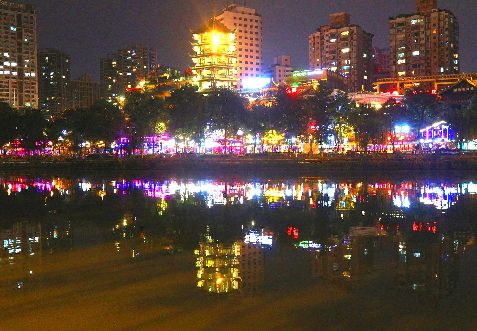 夜色裡的成都九眼橋酒吧街,迷醉在燈火闌珊處