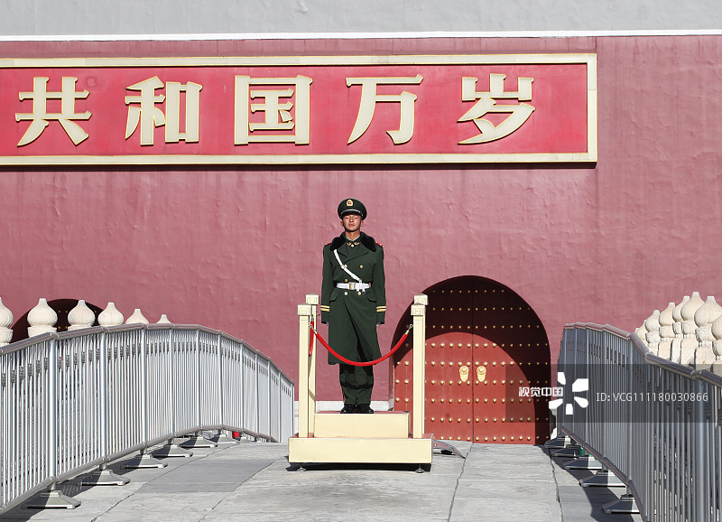 北京迎来降温天气 解放军战士顶寒风在天安门站岗执勤