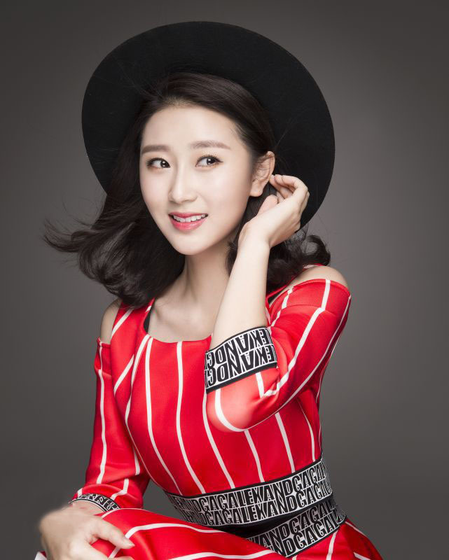 陈楚月气质写真,妆容精致,俏丽多姿