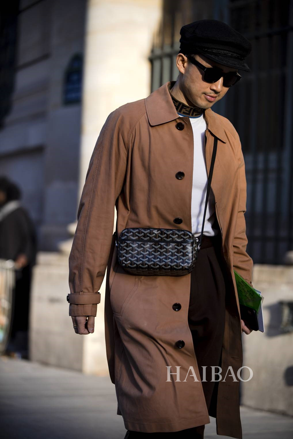 巴黎男装周秀场外街拍,型男们的风衣穿搭