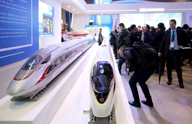 2018年11月5日,首届中国国际进口博览会,中国馆内的复兴号动车组列车