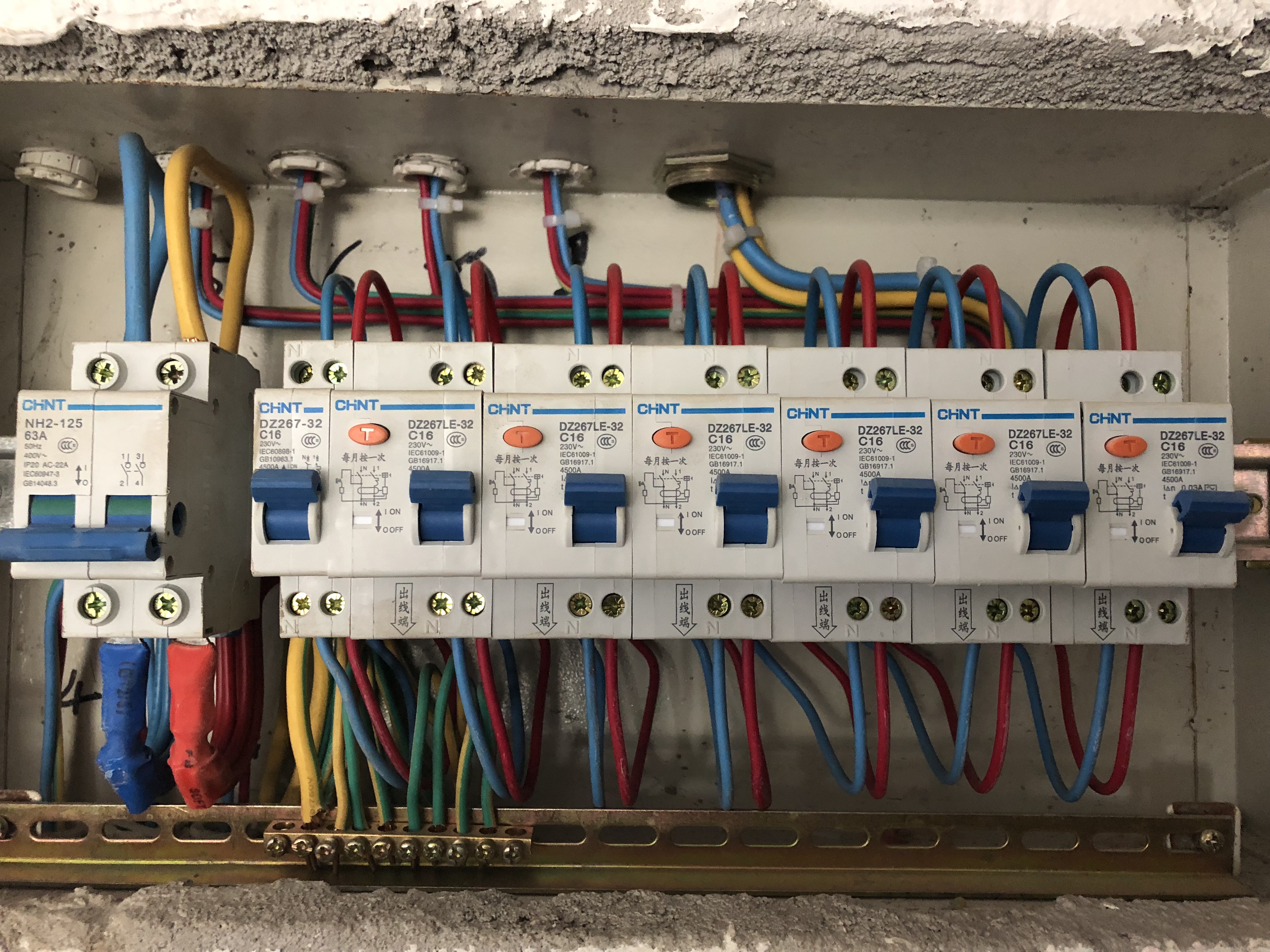 其次家居杂坛再来给大家分析一下大功率的即热式电热水器的电路配置
