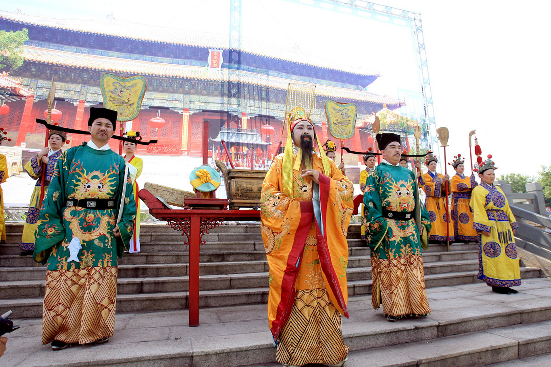 话说秦始皇二十七年,下诏出巡.