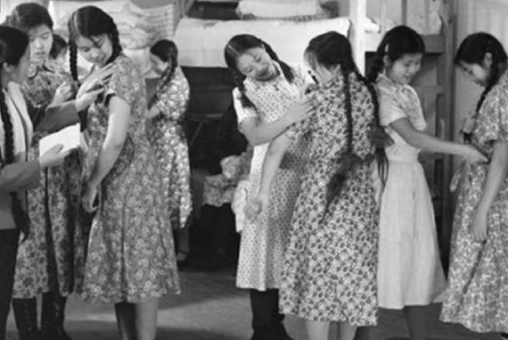 50年代的年轻女孩,在试穿裙子,那个时候的女子多是扎两条牛角辫,长长