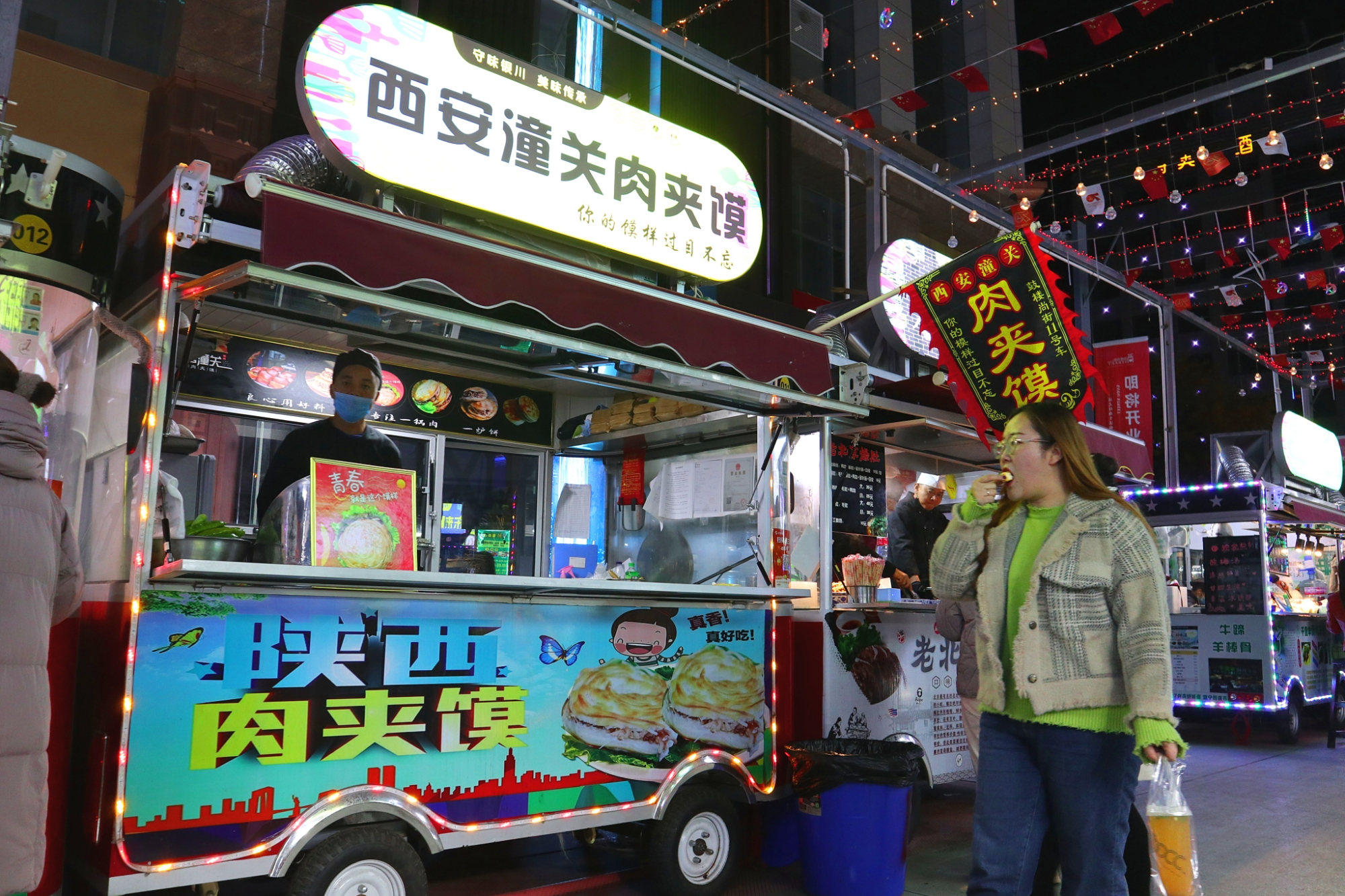 银川最年轻的夜市,鼓楼尚街夜市,巧遇"陈翔六点半"的兄弟