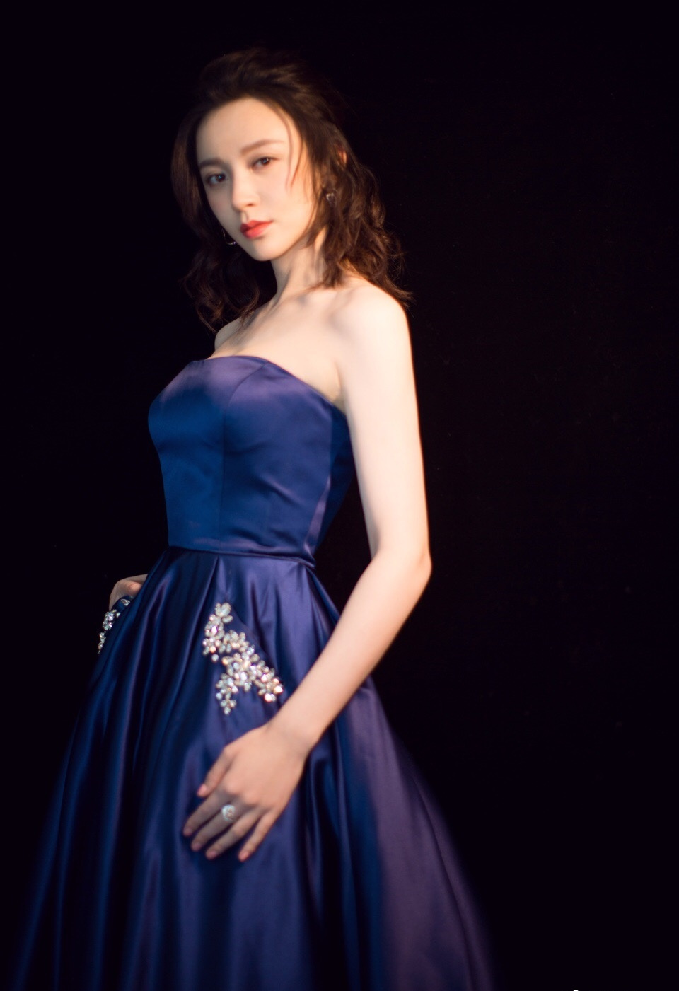 《知否知否应是绿肥红瘦》盛墨兰,一袭深蓝色礼服,美到人心里!