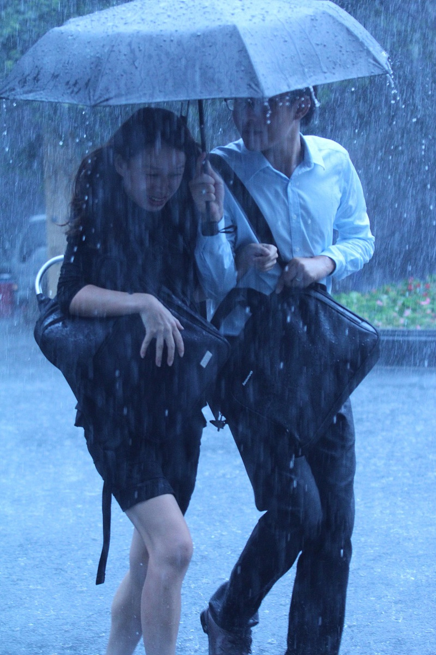 人站在雨中淋雨的图片图片