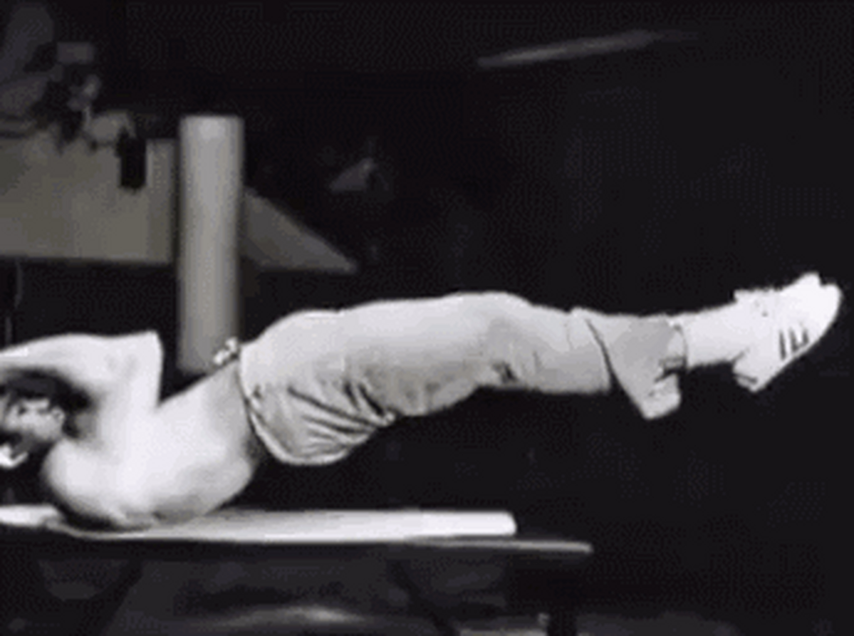 龙旗是李小龙所创的核心训练动作,一般来说,如果能完成10~15秒的龙