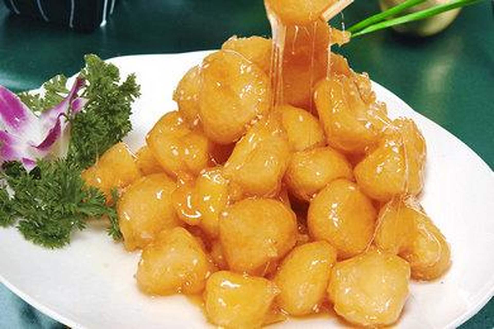 美食教程#拔丝奶豆腐:有吃过奶豆腐的朋友都知道,奶豆腐吃起来软软糯