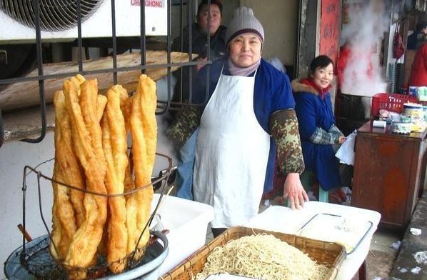 看中国人炸油条和印度人炸油条,食客:难道印度人有"神功"护体