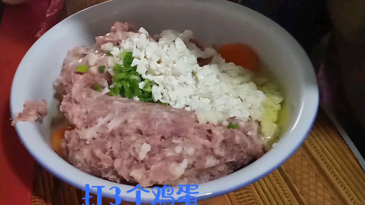 炸肉圆过年必备家常菜,加上豆腐,外酥里嫩色泽红亮,好吃不能停