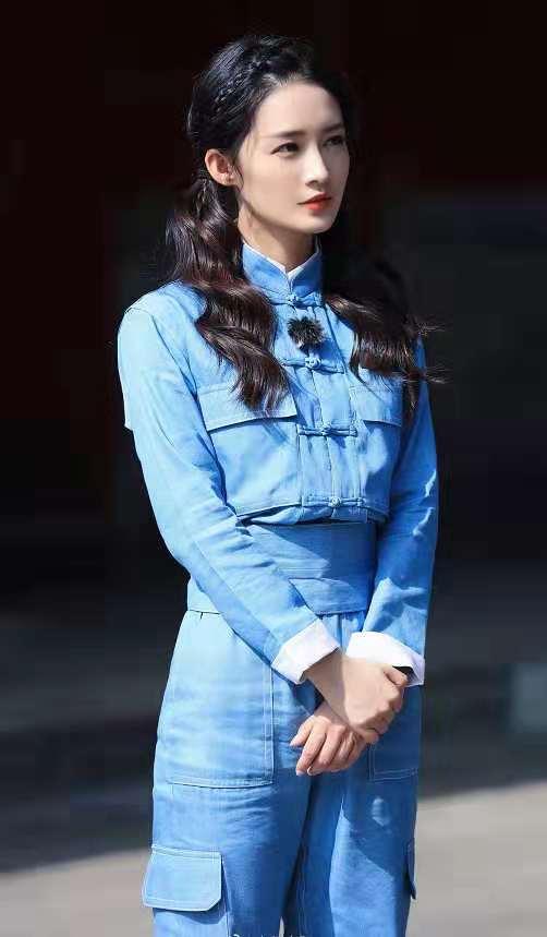 李沁的"仙鹤站姿"火了,既时尚还显腿长,这才是女明星的样子标题图片