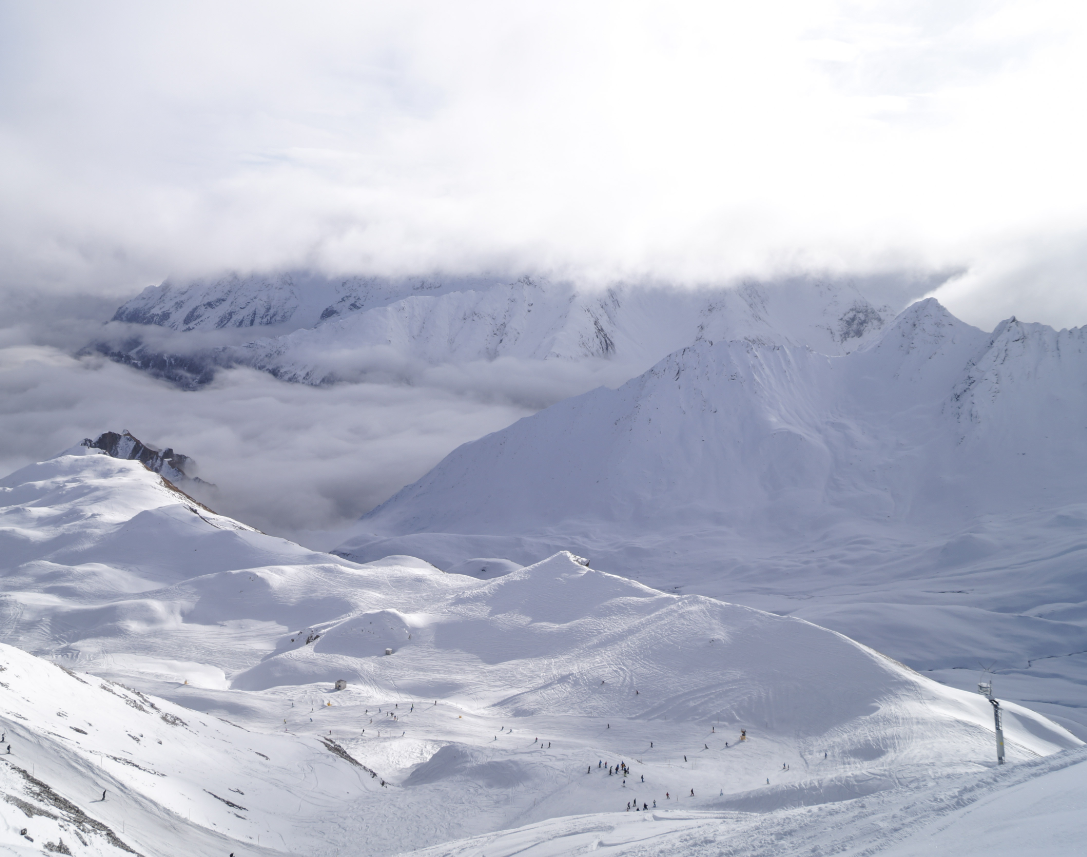 云朵在天边飘着,远处还是一片白雪茫茫,每个景色都是与众不同的
