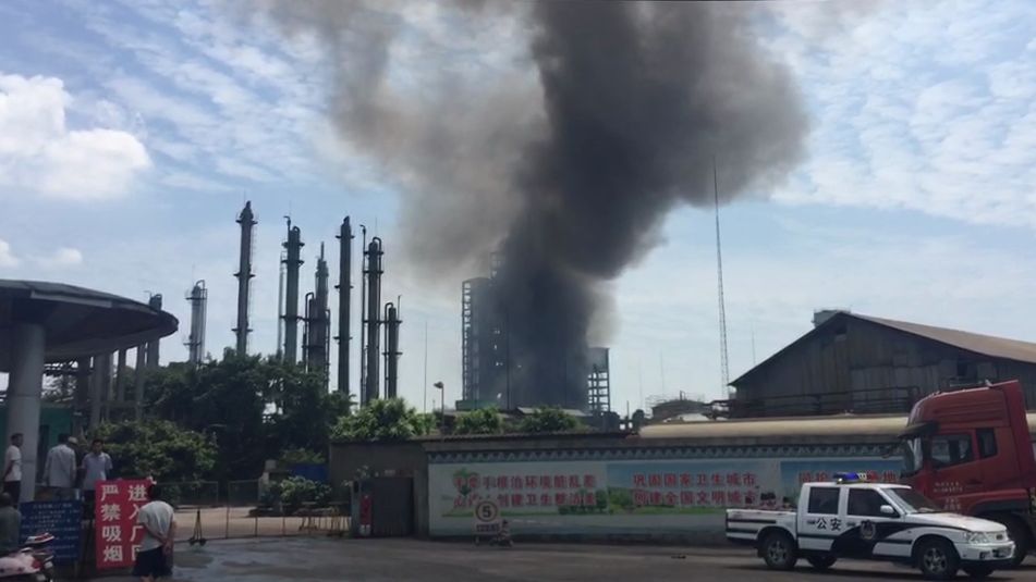 突发!柳州柳化厂区起火,一声巨响后浓烟冲天