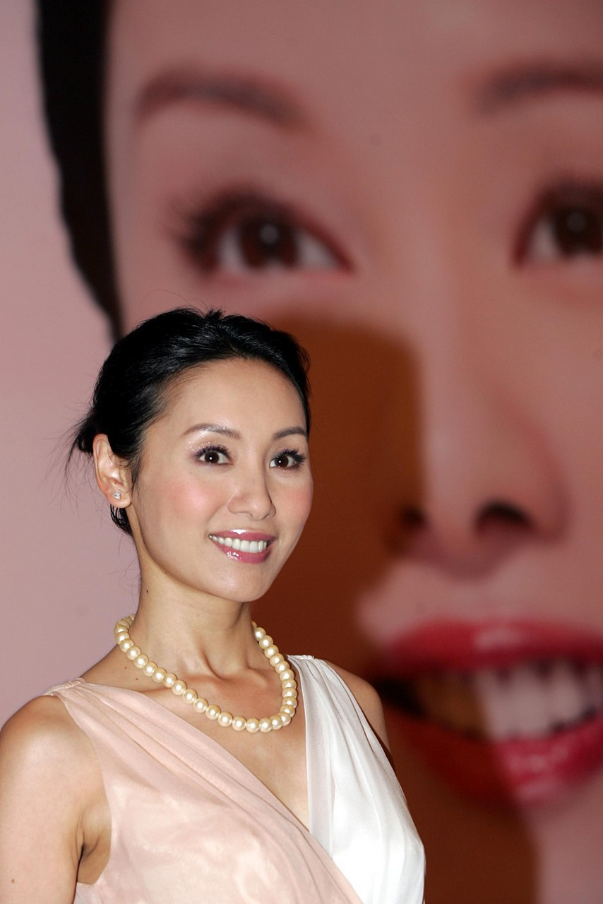 郭可盈相隔13年后重返tvb为《万千星辉颁奖典礼2022》颁奖,永远的女神