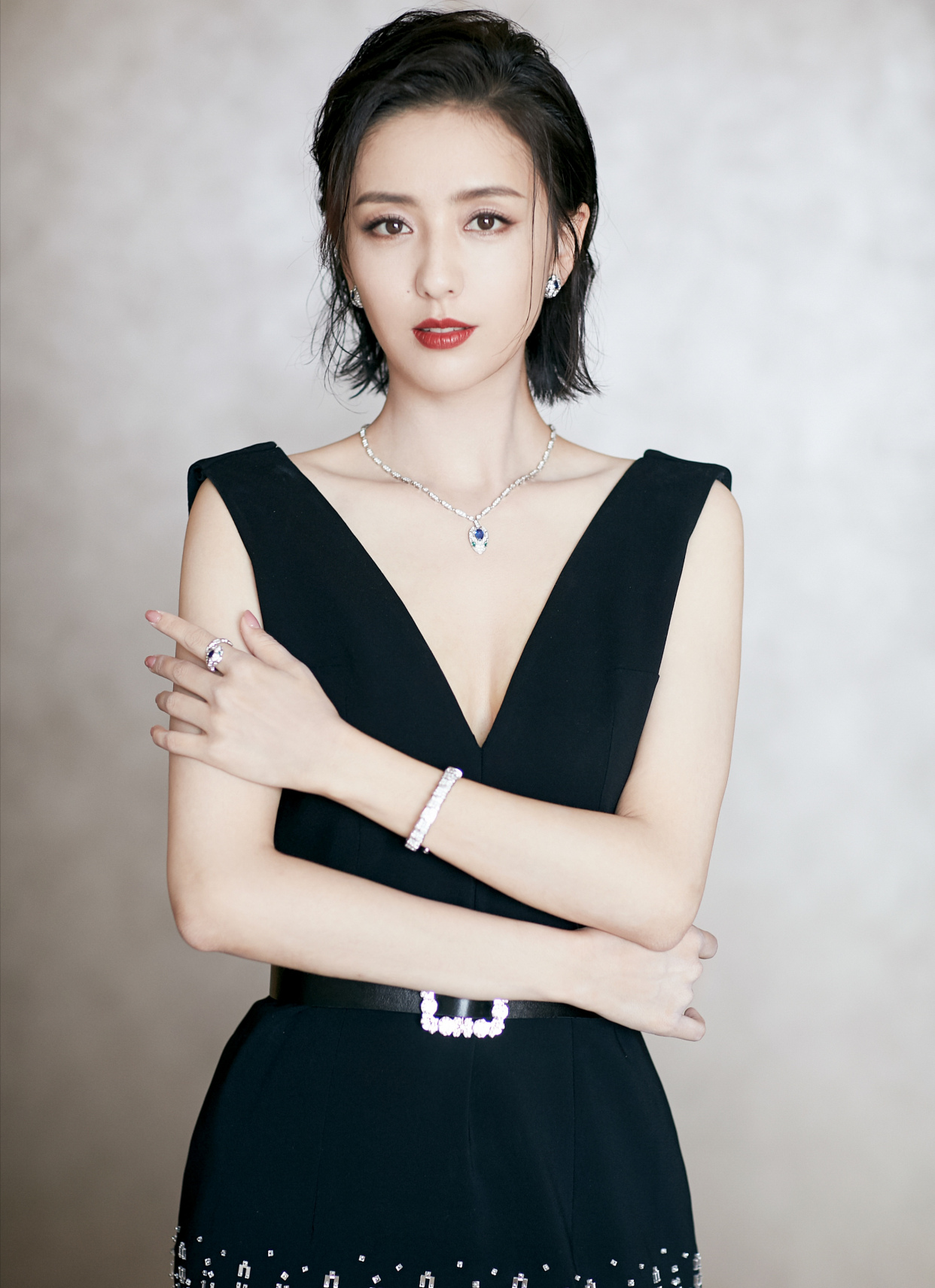 佟丽娅真是有自信!身材骨感还要穿深v短裙,没"料"可秀好尴尬